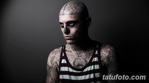 Фото тату: Мужчина с татуировкой в виде черепа на лице, голове и теле. Черно-белый стиль, реалистичные детали, мрачный образ.